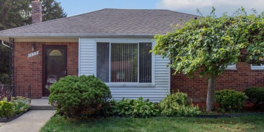 Pending! 16714 Collinson Ave in Eastpointe!